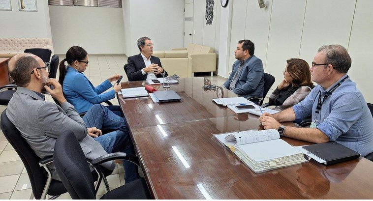 Tribunal deve reaver alguns prédios devolvidos ao Patrimônio da União #PraTodosVerem: Na fotografia aparecem quatro homens e duas mulheres, sentados em cadeiras, reun...