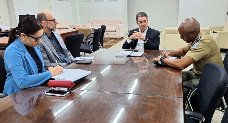 Tribunal discute convênio com a PMPB voltado à segurança nos cartórios #PraTodosVerem: Na fotografia aparecem três homens e uma mulher, sentados em cadeiras, reunidos ...