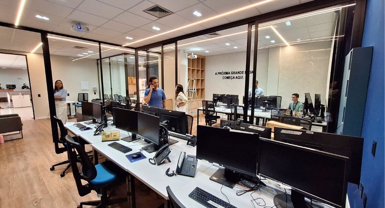 #PraTodosVerem: Na fotografia aparece uma sala com divisórias de vidro contendo vários ambientes...