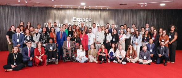 #PraTodosVerem: Na fotografia aparecem muitas pessoas, em pé, posando.