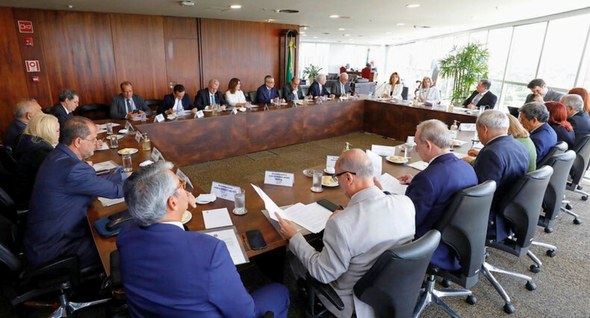 TSE confirma que próxima lista para composição do TRE-PB será só de mulheres #PraTodosVerem: Na fotografia aparecem várias pessoas sentadas em torno de uma mesa em reunião n...