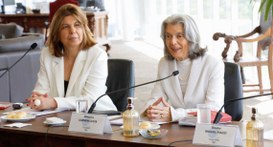 #PraTodosVerem: Na fotografia aparecem duas mulheres sentadas a mesa sendo uma delas a president...