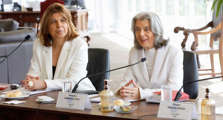 TSE confirma que próxima lista para composição do TRE-PB será só de mulheres #PraTodosVerem: Na fotografia aparecem duas mulheres sentadas a mesa sendo uma delas a president...