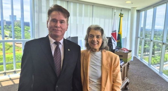 TSE_encontro_presidentes_5 Foto 1: #PraTodosVerem: Na fotografia aparecem um homem e uma mulher, lado a lado, posando; em s...