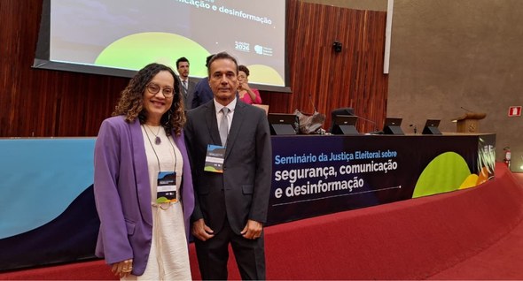 PraTodosVerem: Na fotografia aparecem um homem e uma mulher em pé à frente de uma bancada com a ...