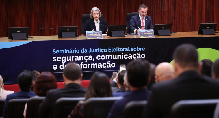 #PraTodosVerem: Na fotografia aparece a Ministra Cármen Lúcia e um senhor de terno sentados à me...