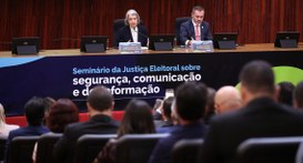 #PraTodosVerem: Na fotografia aparece a Ministra Cármen Lúcia e um senhor de terno sentados à me...