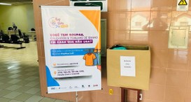 #PraTodosVerem: Na fotografia aparece um banner de campanha de doação intitulado “PopRuaJud Para...