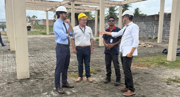 #PraTodosVerem: Na fotografia aparece um grupo de quatro homens usando capacetes de segurança em...