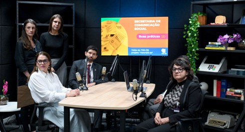 #PraTodosVerem: Na fotografia aparece um grupo de pessoas reunidas.