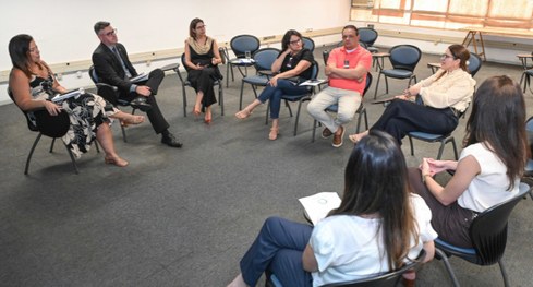 #PraTodosVerem: Na fotografia aparece um grupo de pessoas reunidas.