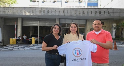 #PraTodosVerem: Na fotografia aparece um grupo de pessoas reunidas.