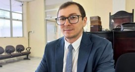 #PraTodosVerem: Na fotografia, aparece o juiz eleitoral Francisco Thiago da Silva Rabelo sentado...