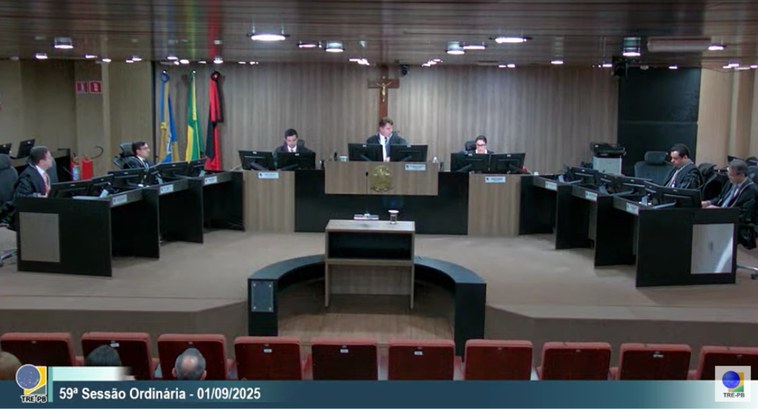 voto_pesar_maria_cristina #ParaTodosVerem: Frame do vídeo da Sessão Ordinária do TRE-PB em que aparece a Corte Eleitoral r...