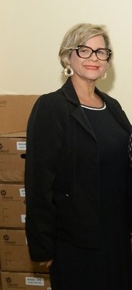 voto_pesar_maria_cristina_interna #ParaTodosVerem: Na fotografia aparece uma mulher, em pé, posando.