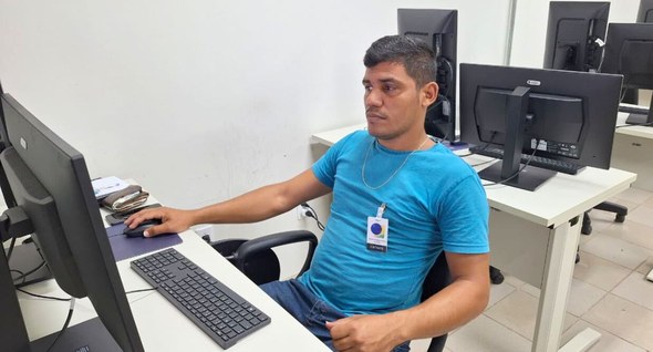 #PraTodosVerem: Na fotografia aparece um homem sentado olhando para a tela do computador