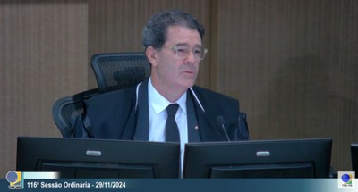 #PraTodosVerem: Na fotografia aparece um homem, sentado à Corte, falando em um microfone. Em pri...