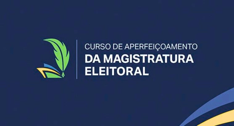 Inscrições abertas para o Curso de Aperfeiçoamento da Magistratura Eleitoral #PraTodosVerem: Imagem com fundo azul. À esquerda, um ícone composto por uma pena verde sobre um...