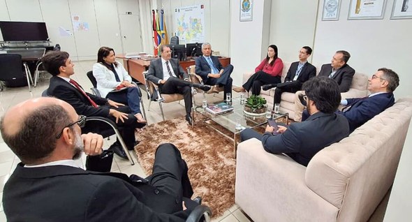 #PraTodosVerem: Foto interna: Na fotografia aparece um grupo de dez pessoas sentadas em sofás em...