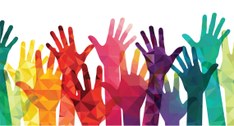 #PraTodosVerem: Na imagem aparecem diversas mãos, desenhadas, e coloridas em variadas cores.