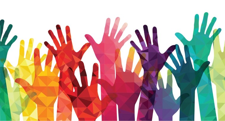 #PraTodosVerem: Na imagem aparecem diversas mãos, desenhadas, e coloridas em variadas cores.