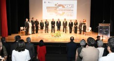 #PraTodosVerem: Na fotografia aparece um grupo de autoridades em pé no palco, durante solenidade...