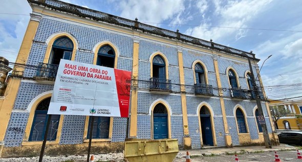 #PraTodosVerem: Na fotografia aparece a fachada lateral do Casarão dos Azulejos, tendo uma placa...