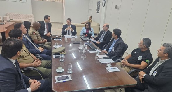 #PraTodosVerem: Na fotografia aparece um grupo de pessoas em reunião em torno de uma mesa retang...