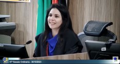 #ParaTodosVerem: Na imagem aparece uma mulher, sentada em uma cadeira e falando em um microfone.
