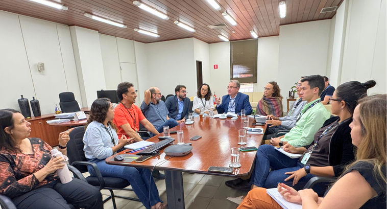#PraTodosVerem: Na fotografia aparece um grupo de pessoas reunidas em torno de uma mesa retangular