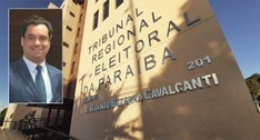 #ParaTodosVerem: Painel retangular; à esquerda, mais ao canto superior, uma fotografia em plano ...