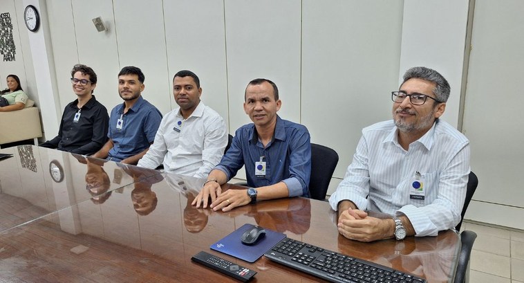Técnicos Judiciários aprovados em concurso tomam posse no TRE-PB #PraTodosVerem: Na fotografia aparecem os cinco novos técnicos judiciários aprovados sentados à ...