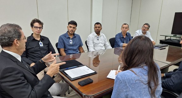 #PraTodosVerem: Na fotografia aparecem os cinco novos técnicos judiciários aprovados na hora da ...