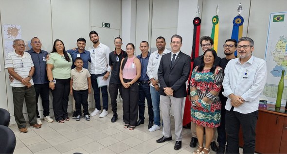 #PraTodosVerem: Na fotografia aparecem um grupo de pessoas, sendo novos empossados e seus famili...