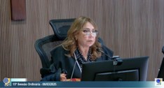 #PraTodosVerem: Frame do vídeo da Sessão Ordinária do TRE-PB em que aparece uma mulher falando e...