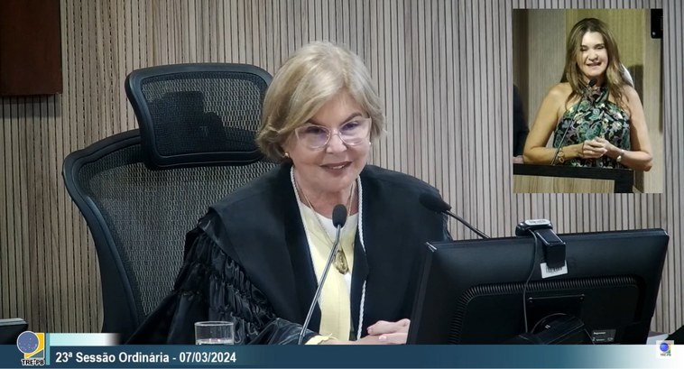 TRE-PB aprova voto de aplauso a servidora Ana Karla Farias #PraTodosVerem: Na fotomontagem aparecem duas mulheres, sendo uma, ao centro, sentada à Corte, f...