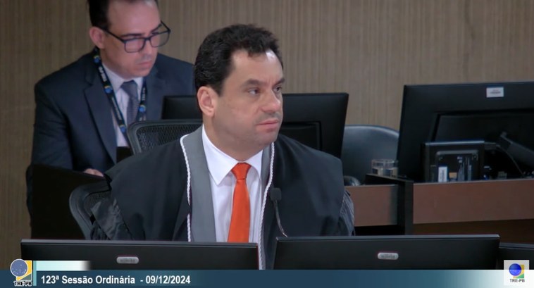 TRE-PB aprova voto de aplauso ao servidor Fábio de Souza Pereira #PraTodosVerem: Na fotografia aparece em destaque um homem falando em um microfone. Em primeiro ...