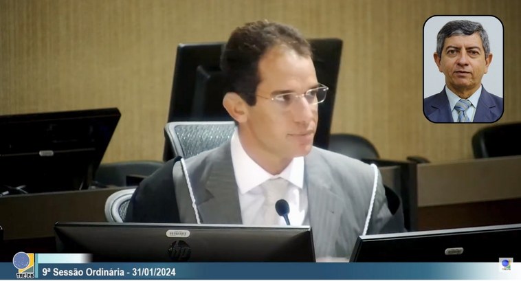 TRE-PB aprova voto de aplauso ao servidor José Rafael Fernandes #PraTodosVerem: Na fotografia aparece um homem, sentado à Corte, falando em um microfone.