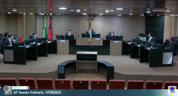 #PraTodosVerem: Frame de um vídeo do Plenário do TRE-PB durante a 52ª Sessão Ordinária. Ao centr...