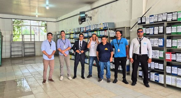 #PraTodosVerem: Na fotografia interna, aparece um grupo de pessoas em na sala do arquivo único c...