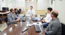 #PraTodosVerem: Na fotografia aparece quatro homens e uma mulher em reunião sentados ao redor de...