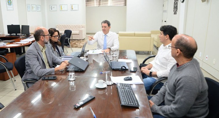 TRE-PB discute propostas para otimizar o atendimento da biometria #PraTodosVerem: Na fotografia aparece quatro homens e uma mulher em reunião sentados ao redor de...