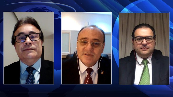 #PraCegoVer: Tela do debate com a imagem do advogado Harrison Targino, juiz Antônio Carneiro e o...