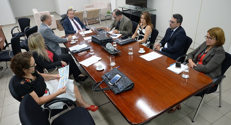 #PraCegoVer: Na fotografia, estão sentados à mesa, na sala da presidência os integrantes da Comi...
