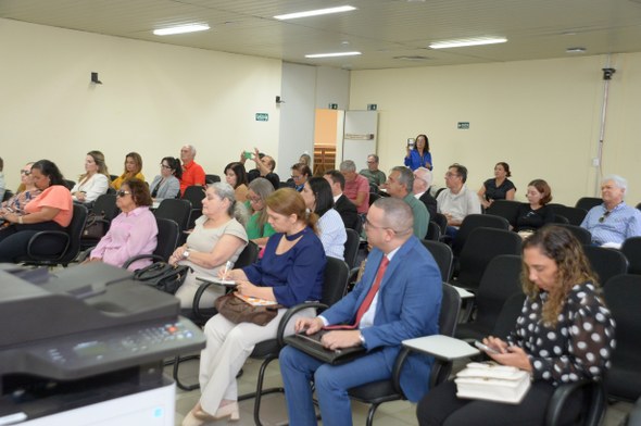 #PraTodosVerem: Na fotografia aparecem várias pessoas participando de um evento, em uma sala, se...