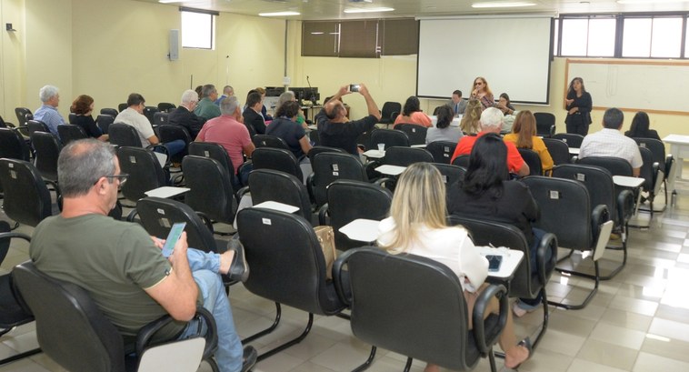 #PraTodosVerem: Na fotografia aparecem várias pessoas participando de um evento, em uma sala, se...