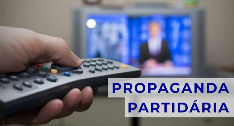 TRE-PB volta a publicar calendário de inserções de propagandas partidárias #PraTodosVerem: Na fotografia aparece a mão de uma pessoa segurando um controle remoto e apontan...